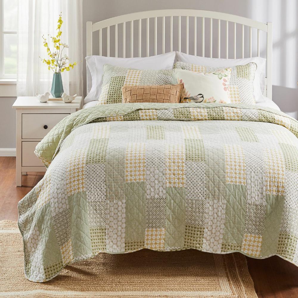 Greenland Home Fashions Barefoot Bungalow Juniper Geometric Patterns and Scalloped Borders Comfort Quilt Set - Sage