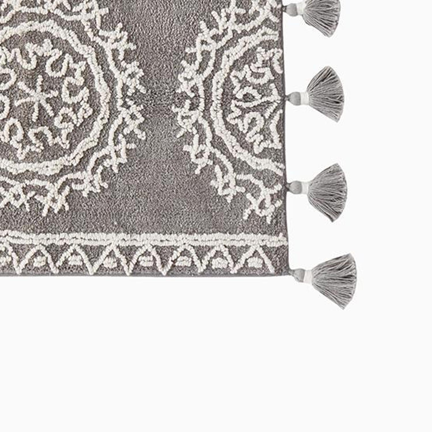 SKL Home Saturday Knight Ltd Medallia Visually Appealing 2-Tone Medallion Design - Gray